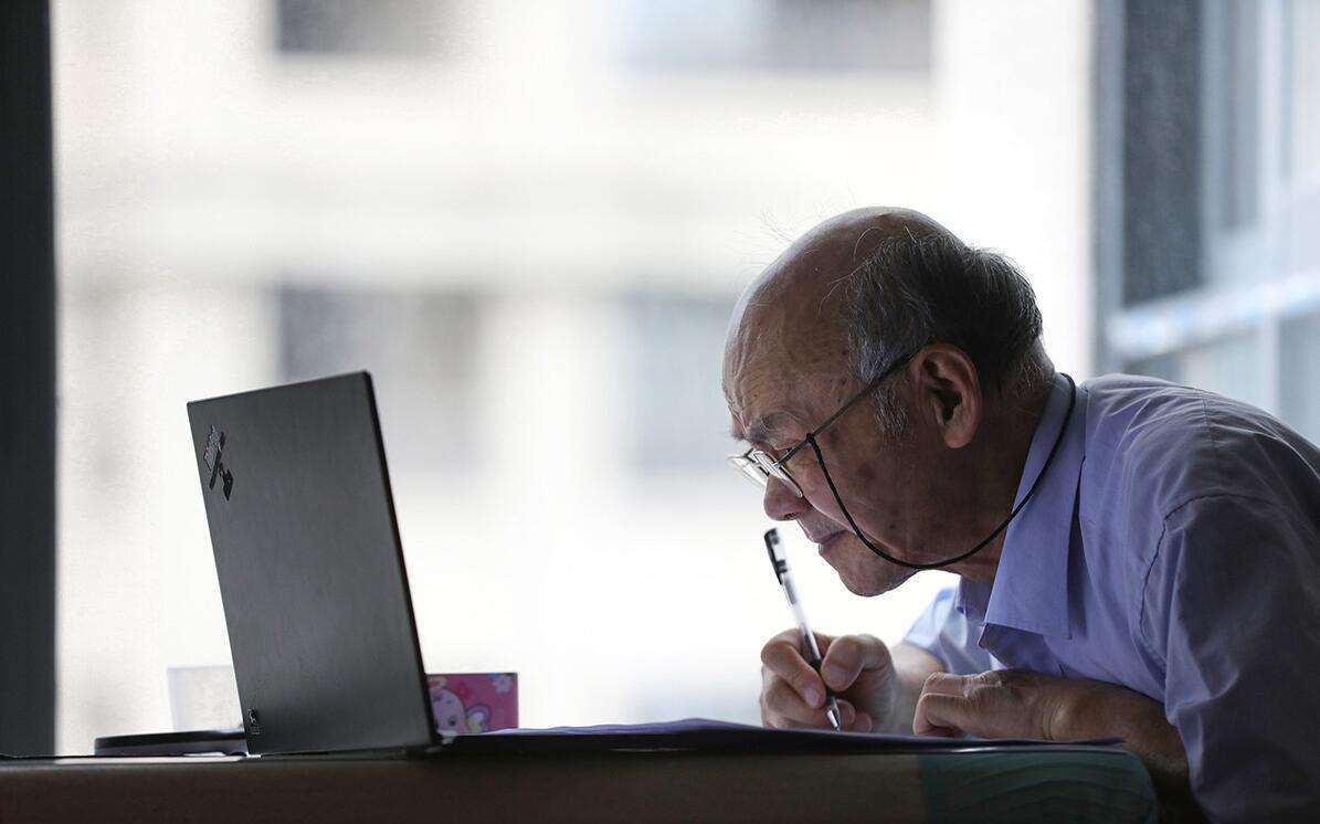 老人脫節互聯網時代的新聞(老人與互聯網時代脫節議論文)